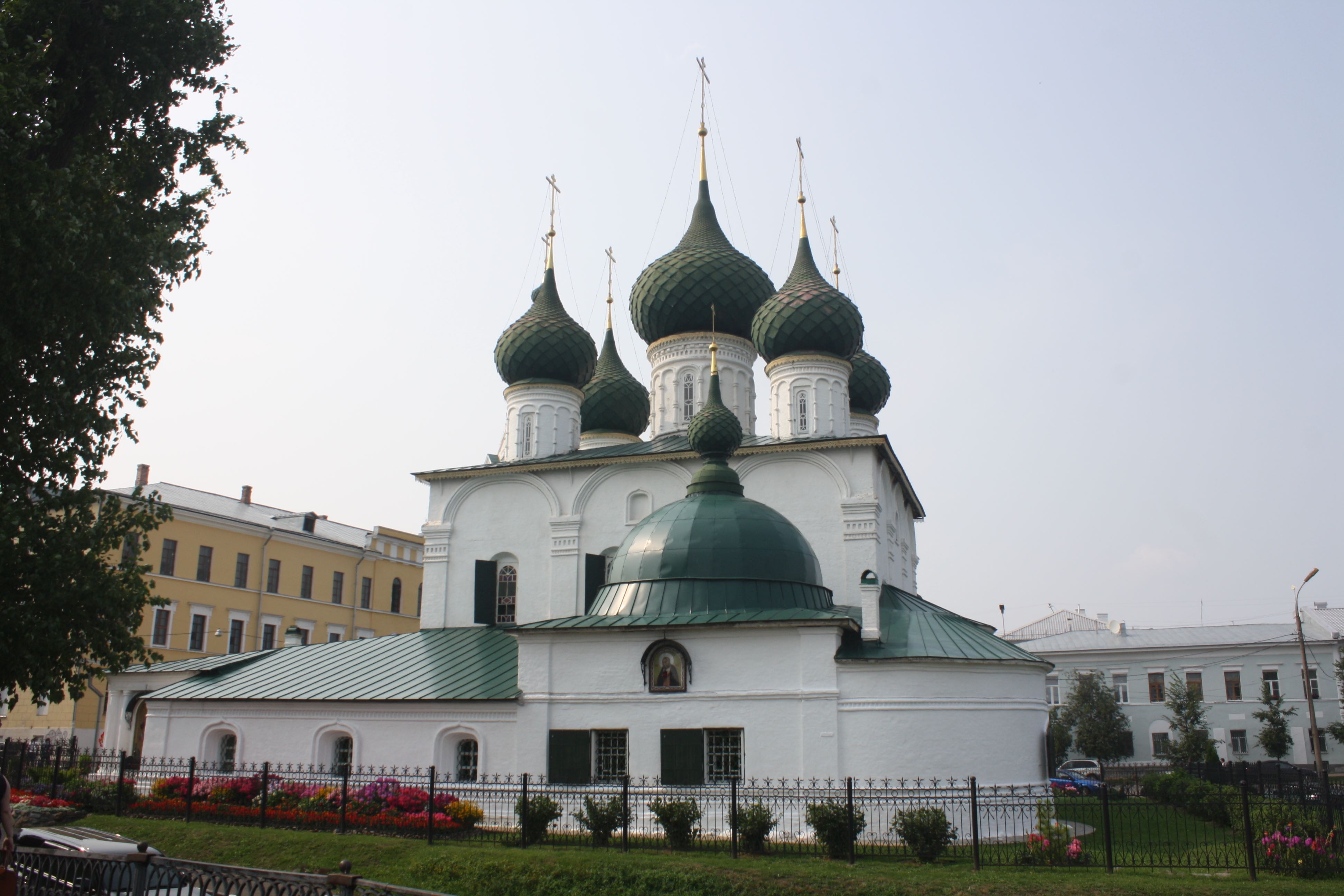 Molte chiese locali sono sormontate da cupole verdi. L’architettura è stata ben conservata nei secoli e ha fatto da sfondo a diversi film 