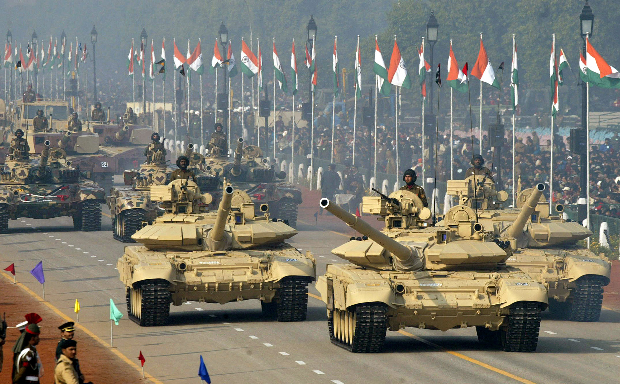 Tank tempur tentara India T-90, dan T-72 dalam Parade Hari Republik India ke-54.