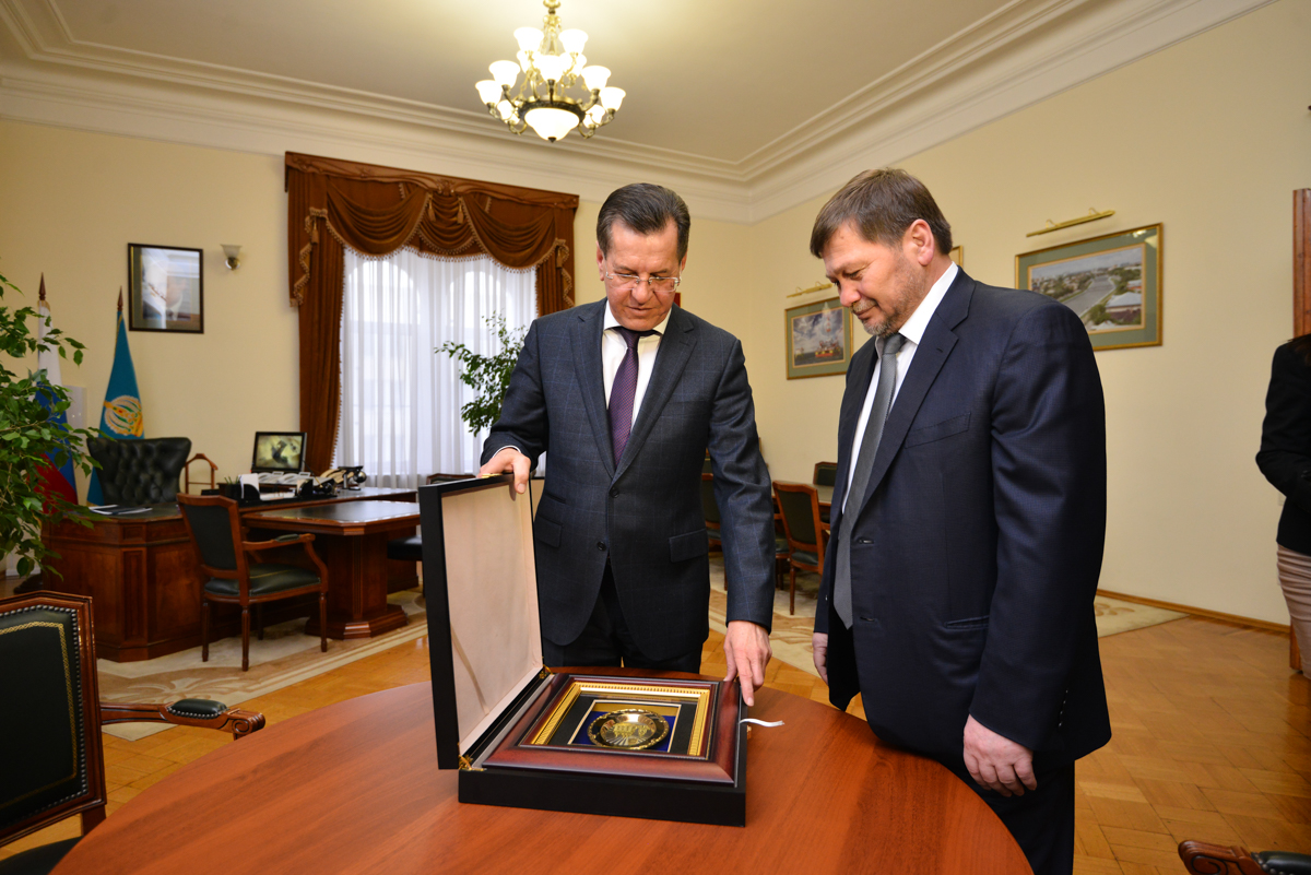 Astrakhan Governor Alexander Zhilkin (L) and Russian First Deputy Minister for the North Caucasus Odes Baisultanov. Source: jilkin.ru 