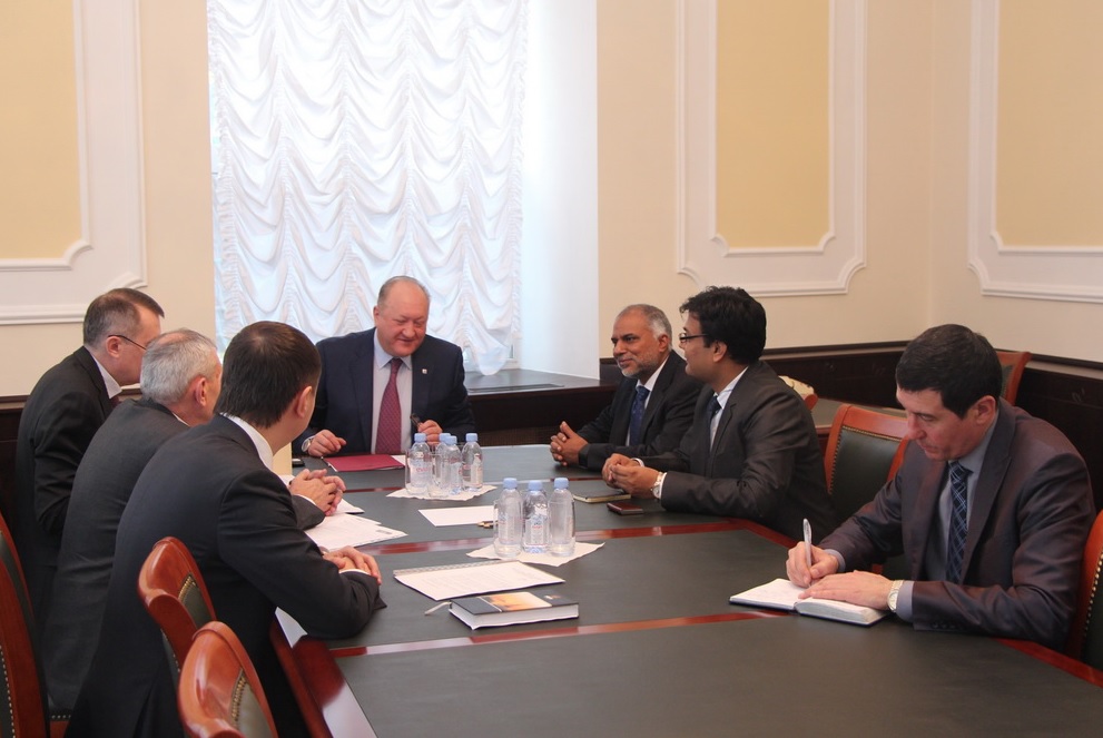 Kamchatka Governor Vladimir Ilyukhin (C) met senior executives from TATA Power on Jan. 24 in Moscow.