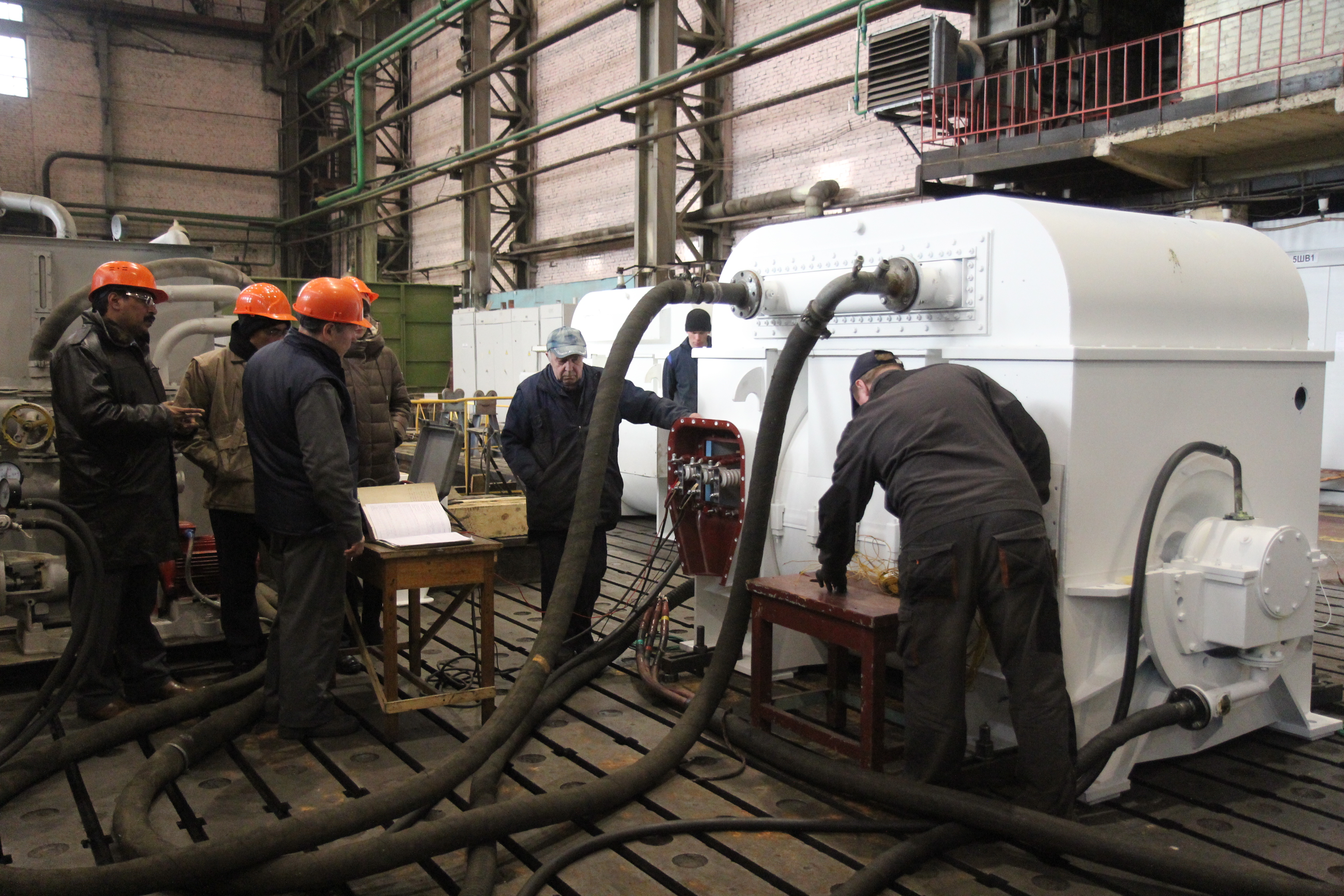 Representatives of the Vindhyachal station test two electric motors at the ELSIB factory in Novosibirsk.