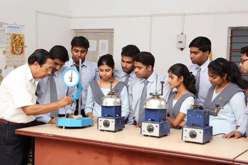 Science students at the JIS College of Engineering. Source: JIS University