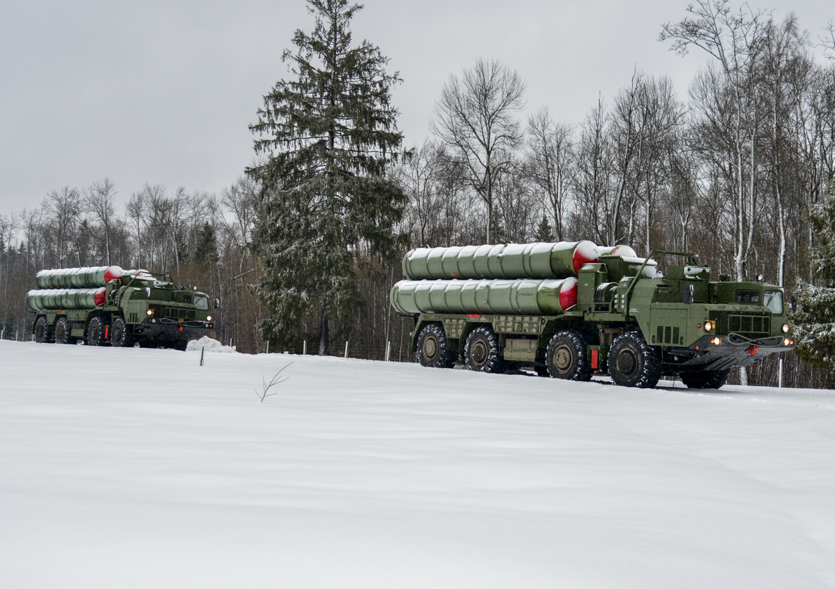 Resimen pertahanan udara kelima yang dilengkapi dengan sistem rudal S-400 Triumf dikerahkan di wilayah Moskow pada akhir Februari lalu.