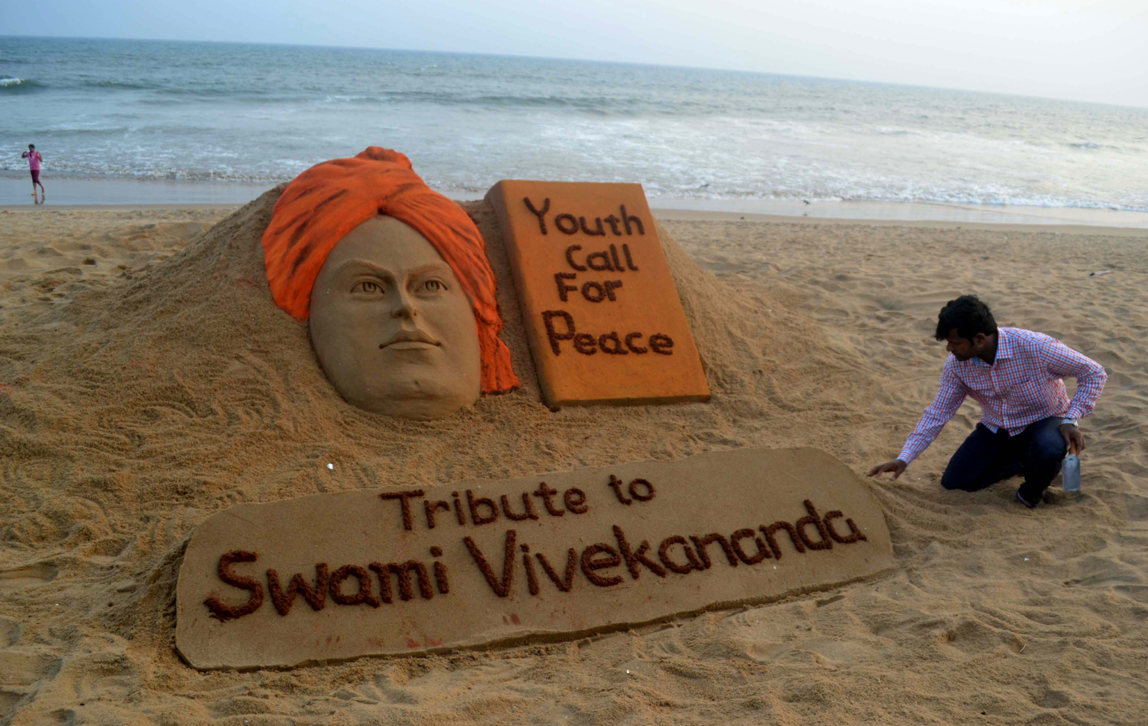Sudarsan Pattnaik at the Swami Vivekananda Jayanti creating by sand at Puri, India. Source: Zuma/Global Look Press
