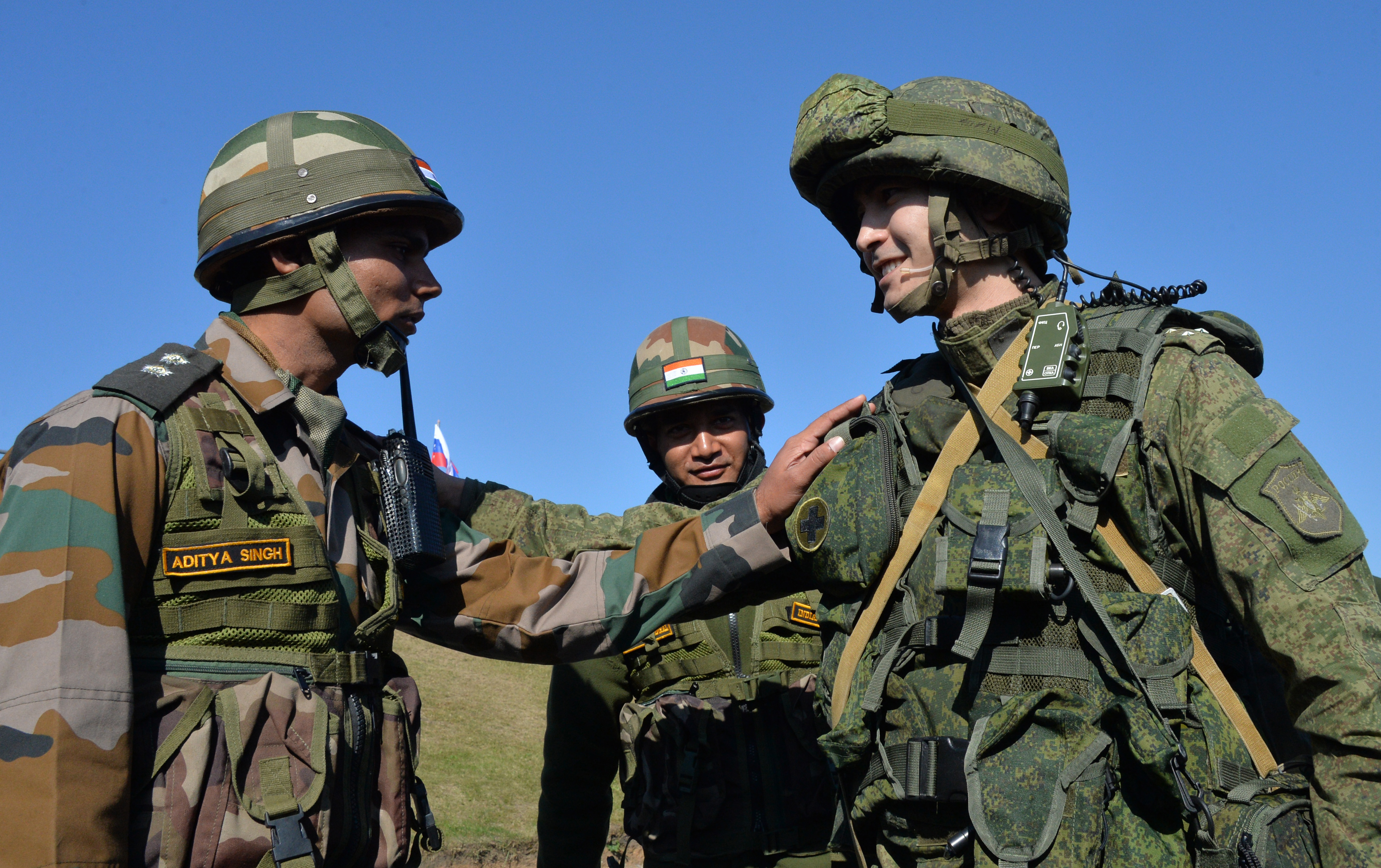 A Russian and an Indian servicemen during the Indra 2016 joint Russian-Indian military exercise at Sergeyevsky base, the Russian Far East. Source: Vitaly Ankov/RIA Novosti