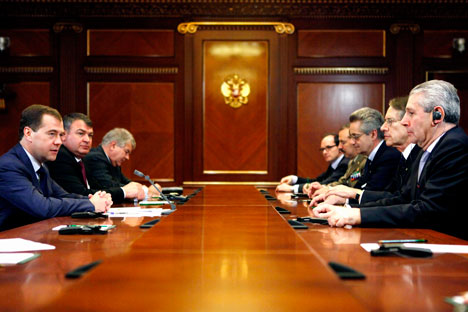 Un momento dell'incontro tra i ministri italiani e i colleghi russi, al tavolo con l'ambasciatore d'Italia a Mosca Antonio Zanardi Landi e il Presidente russo uscente Dmitri Medvedev (Foto: Itar-Tass)