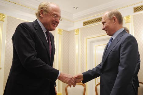 L'ad di Eni Paolo Scaroni stringe la mano al Presidente eletto Vladimir Putin dopo la firma dell'accordo con Rosneft (Foto: Itar-Tass)