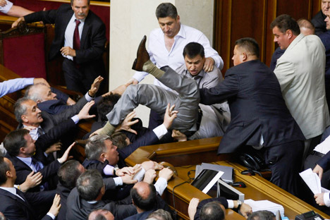 Rissa nel parlamento di Kiev (Foto: AP)