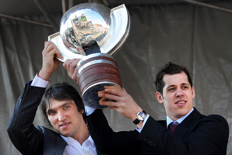 I campioni di hockey Aleksandr Ovechkin e Evgeni Malkin alzano la coppa del mondo (Foto: Itar Tass)