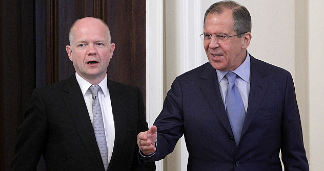 A sinistra, il ministro degli Esteri britannico William Hague e il collega russo Sergei Lavrov (Foto: AP)