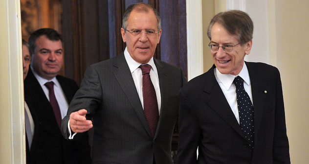 A sinistra, il ministro degli Esteri russo Sergei Lavrov con il collega italiano Giulio Terzi (Foto: Ria Novosti/Ruslan Krivobok)