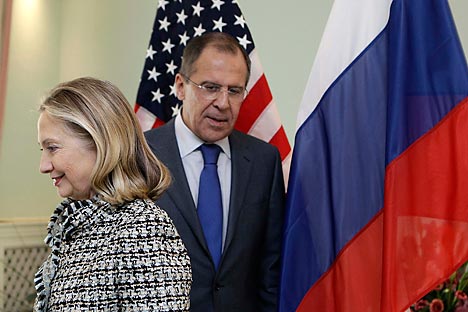 Il Segretario di Stato Usa Hillary Clinton e il ministro degli Esteri russo Sergei Lavorv (Foto: Ap)