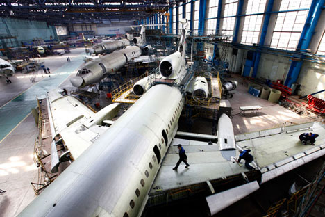 Operai riparano l'ala di un aereo Tupolev Tu-154M. Nelle fabbriche del gruppo "Russian Machines", che appartiene alla "Aviakor", lavorano oltre 75.000 dipendenti (Foto: Getty Images/Fotobank)