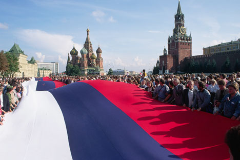 Gruppo di persone con la bandiera russa nell’agosto 1991 (Foto: Corbis/Fotosa)