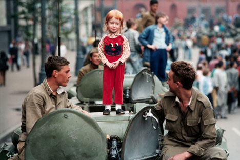 Bambina su un carro armato in Piazza Rossa nell’agosto del 1991 (Foto: Corbis/Fotosa)