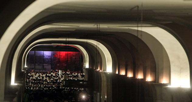 Il concerto alla stazione metropolitana Kropotkinskaya nel cuore della notte (Foto: Itar-Tass)