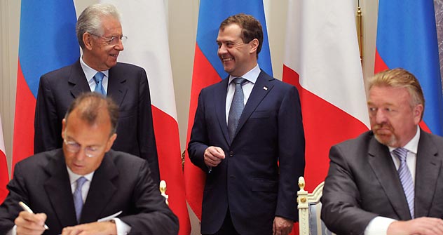 Il tavolo delle firme degli accordi bilaterali Italia-Russia durante la visita di Stato a Mosca del presidente del Consiglio italiano Mario Monti (Foto: Itar-Tass)