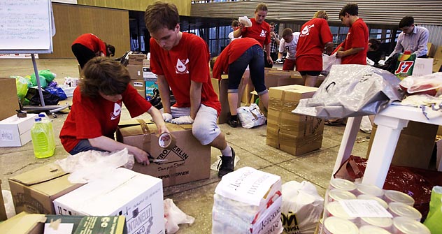Volontari al lavoro per l'emergenza Krasnodar (RIA Novosti / Valery Melnikov)