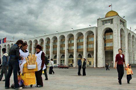 La piazza centrale di  Bishkek (Foto: PhotoXpress)