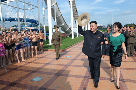 Il leader nordcoreano Kim Jong-un accompagnato da sua moglie, Ri Sol-ju, nella visita a un parco di divertimenti (Foto: Ap)