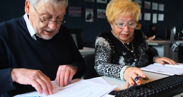 Pensionati russi frequentano corsi di alfabetizzazione informatica per anziani come parte del programma Generation Link a Kaliningrad (Foto: Igor Zarembo / RIA Novosti) 