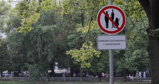 Il bizzarro divieto apparso agli Stagni del Patriarca a Mosca (Foto: Ria Novosti)