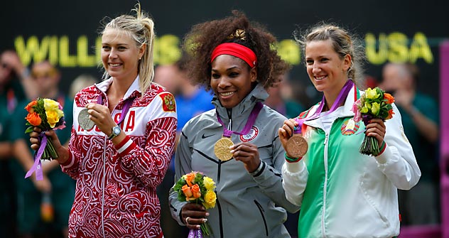 A sinistra, la russa Maria Sharapova con l'argento; al centro Serena Williams con l'oro olimpico; a destra la bielorussa Victoria Azarenka con il bronzo strappato all'altra russa Maria Kirilenko (Foto: Reuters/Vostok Photo)