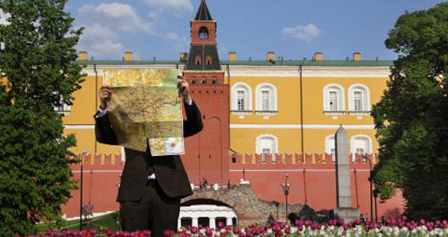 Un turista consulta una mappa di Mosca davanti al Cremlino (Foto: Legion Media)