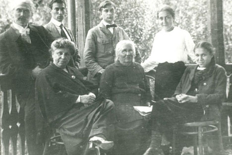 La famiglia Pasternak: Boris è il secondo in alto da sinistra. Lydia è la prima a destra (Foto: PhotoXPress)