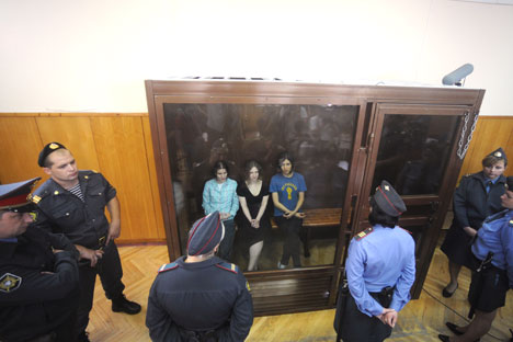 Le tre componenti della punk band Pussy Riot in Aula, in attesa della sentenza (Foto: Ria Novosti)