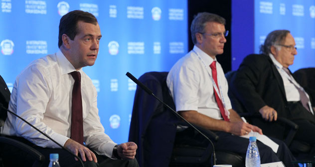 Il premier russo Dmitri Medvedev durante il suo intervento al Forum degli Investimenti a Sochi (Foto: Itar Tass)