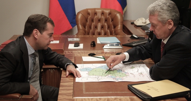 Il primo ministro russo Dmitri Medvedev e il sindaco della capitale russa Sergei Sobyanin studiano il piano di sviluppo della città (Foto: Itar Tass)