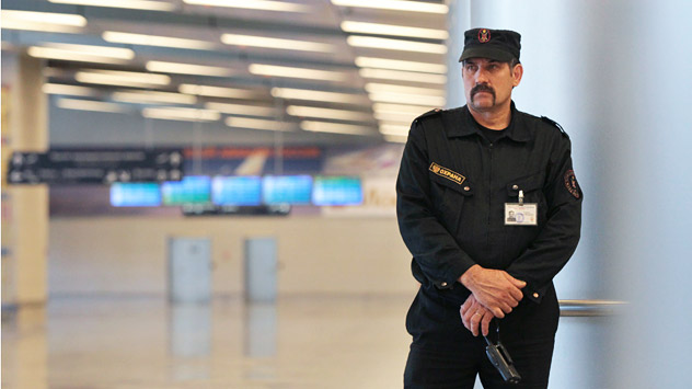 Un vigilante all'ingresso di un aeroporto moscovita (Foto: Ria Novosti/Valeriy Melnikov)