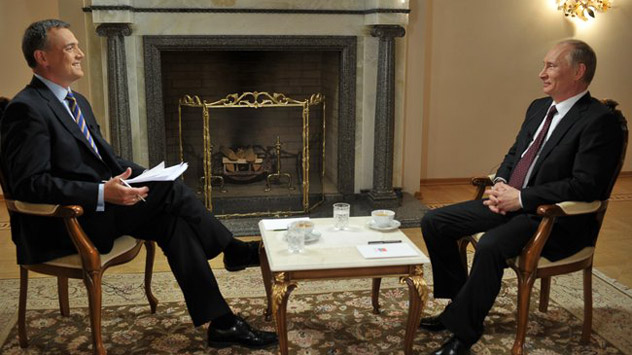 Il Presidente russo Vladimir Putin risponde alle domande di un giornalista durante la prima intervista televisiva rilasciata dopo la vittoria alle presidenziali di marzo 2012 (Foto: kremlin.ru)