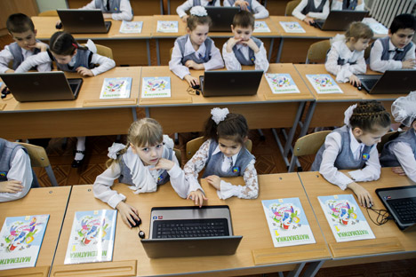 Alunni russi in una classe russa in cui si sperimenta l'apprendimento con le nuove tecnologie (Foto: Kirill Braga/Ria Novosti)