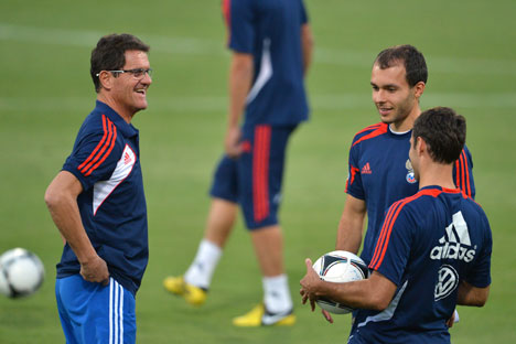 Fabio Capello indossa la divisa della Nazionale di calcio russa durante gli allenamenti (Foto: Ria Novosti)