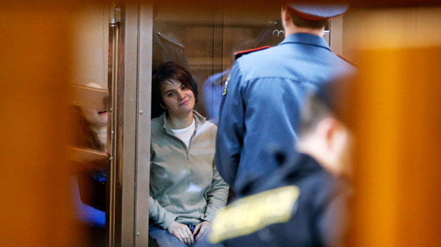 Ekaterina Samutsevich torna a casa dopo la nuova sentenza del tribunale municipale di Mosca, che ha convertito la sua pena in due anni di libertà vigilata (Foto: AP)