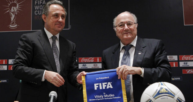 Il presidente della Fifa Joseph Blatter insieme al ministro russo dello Sport Vitaly Mutko, durante la cerimonia di ufficializzazione delle undici città che ospiteranno i Mondiali del 2018 nella Federazione (Foto: Reuters)