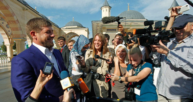 Nel giorno del compleanno del presidente Ramzan Kadyrov, a sinistra, Grozny ha celebrato il Giorno della Città (Foto: Itar-Tass)