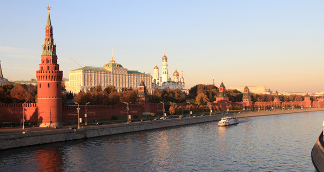 Al di là della Moscova si stagliano le cupole e le torri del Cremlino (Foto: Lori/Legion Media)