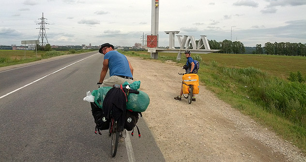 Un mercatino improvvisato lungo il percorso compiuto dai tre avventurieri in bicicletta (Foto: Moritz Gathman)