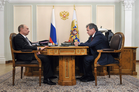 Il Presidente della Federazione Russa Vladimir Putin a colloquio con il neoministro della Difesa Sergei Shoigu (Foto: Itar-Tass)