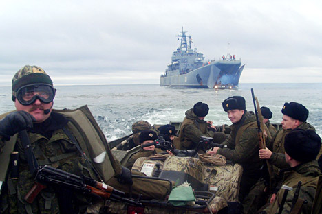 Le operazioni di sbarco delle truppe polari russe sulla costa dell’isola di Kotelny (Foto: function.mil.ru)