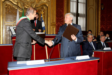 Il sindaco di Torino, Piero Fassino (a sinistra) stringe la mano al governatore di San Pietroburgo, Georgij Poltavchenko (Foto: Ufficio Stampa Città di Torino)