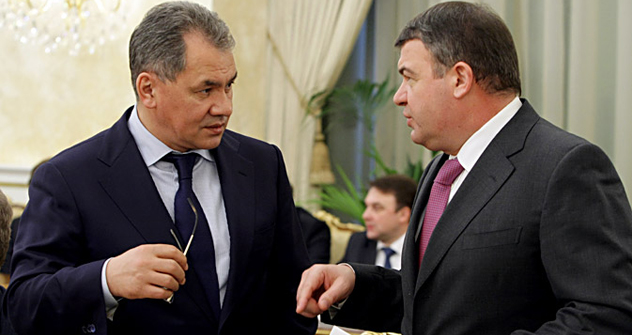 Il governatore della Regione di Mosca, Sergei Shoigu (a sinistra), prende il posto di Anatoly Serdyukov (a destra) al Ministero russo della Difesa (Foto: RIA Novosti / Alexei Nikolsky)