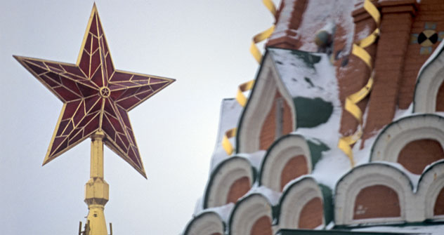 Una delle stelle che svetta sulle torri del Cremlino di Mosca (Foto: Vladimir Viatkin / RIA Novosti)