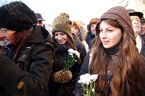 Fiori bianchi nelle mani dei manifestanti moscoviti, in piazza Lubyanka il 15 dicembre 2012 (Foto: Ruslan Sukhushin/Russia Oggi)