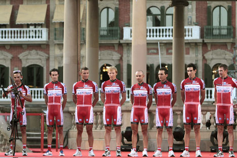 Il team di "Katusha" durante la presentazione della gara ciclistica "Vuelta", avvenuta in Spagna nel 2012 (Foto: Itar-Tass)