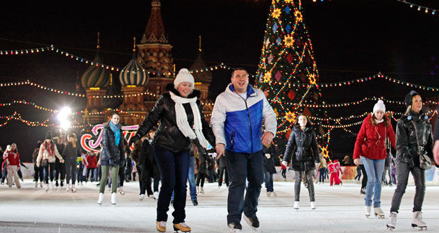 La pista di pattinaggio sul ghiaccio in Piazza Rossa a Mosca (Foto: AP)