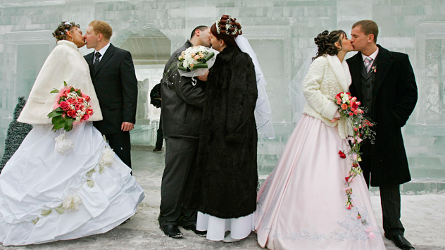 Moltissime coppie russe hanno deciso di sposarsi nel giorno dei tre numeri, il 12 dicembre 2012: una scelta di buon auspicio per un Paese che crede molto nelle superstizioni (Foto: AP)